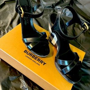 Burberry women plaid platform sandal